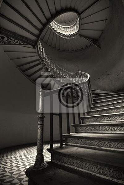 Фотообои со старой винтовой лестницей