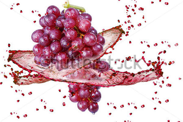 Фотообои с красным виноградом и брызгами на белом фоне