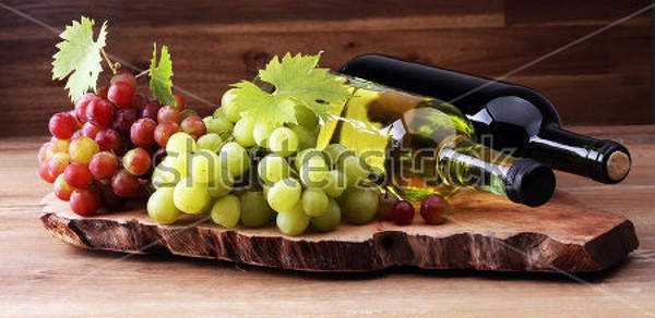 Фотообои с натюрмортом - Бутылка вина с виноградом