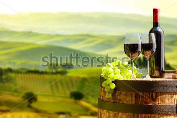 Фотообои с виноградом и красным вином в деревянной бочке
