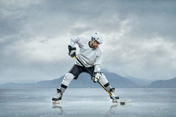 Фотообои с хоккеистом на льду