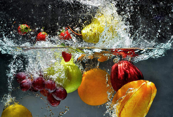 Фотообои с фруктами и овощами в воде