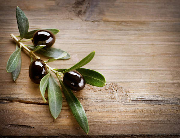 Фотообои с оливками на фоне дерева