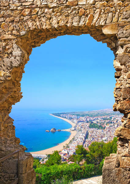 Фотообои "Вид на испанский пляж через каменную арку"