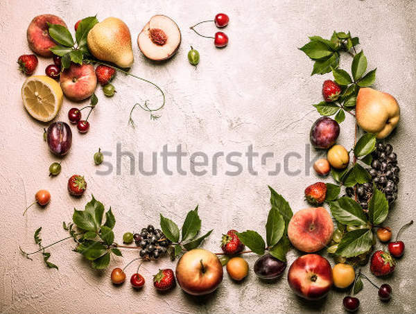 Фотообои для кухни с фруктами и ягодами на стене