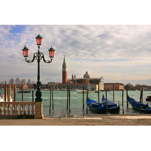 Фотообои — Гондолы и венецианский фонарь