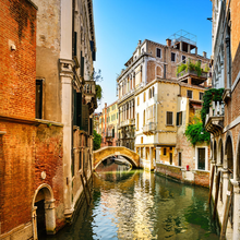 Фотообои - Венецианский городской пейзаж с мостиком