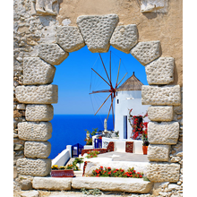 Ветряная мельница на острове Санторини, Греция (вид через арку)