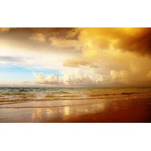 Золотой закат в море