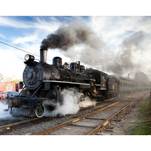 Старинный паровоз на железной дороге