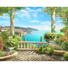 Старинный балкон-терраса в саду с красивым видом на море