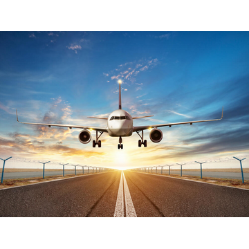 Самолет над взлетной полосой