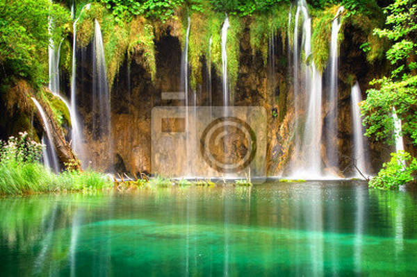 Фотообои с красивым водопадом на озере артикул 10000248