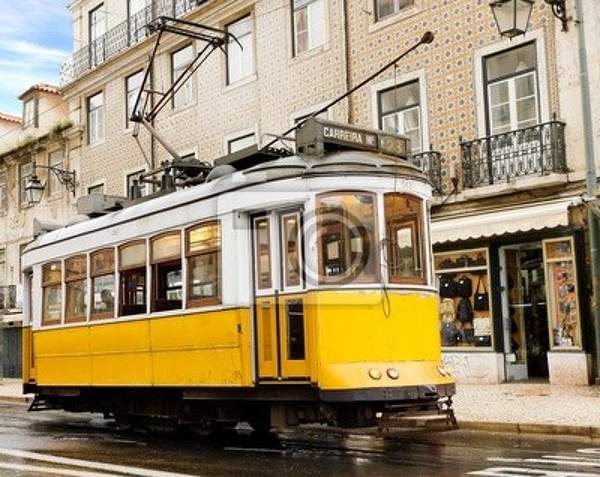 Фотообои с желтым португальским трамваем артикул 10002341