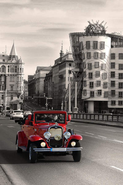 Фотообои с красным ретро автомобилем в Праге артикул 10001566