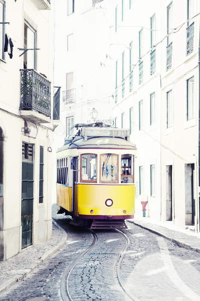 Фотообои - Трамвай на улицах Лиссабона артикул 10003336