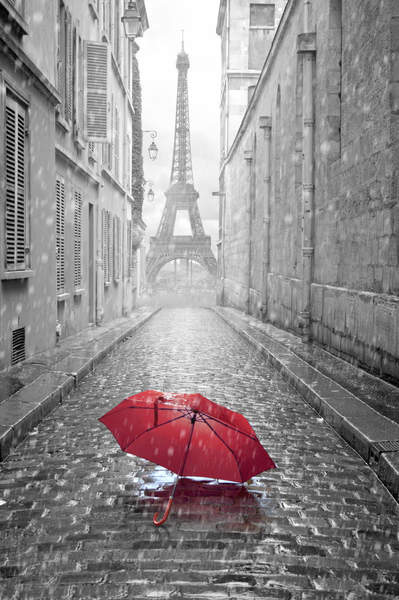 Обои с красным зонтом на улице Парижа артикул 10006331