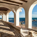 Терраса с арочными сводами и колоннами обои на стену