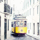 Обои на стену с желтым трамваем на улице Лиссабона