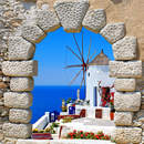 Ветряная мельница на острове Санторини, Греция (вид через арку)