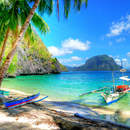 Пляж с лодками и пальмой в Таиланде