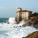 Фотообои с замком у моря