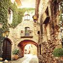 Старинный дворик европейского каменного дома