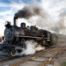 Старинный паровоз на железной дороге